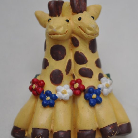 🐸 1997 best friends band creations post  pin brooch giraffes with flowers (540) - Picture 1 of 4